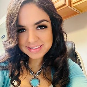 Meet your Posher, Yesenia